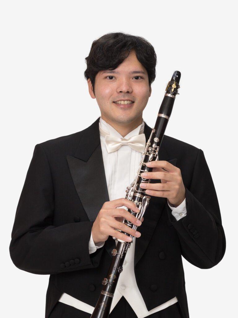 Koichiro Une mit Klarinette vor weißem Hintergrund