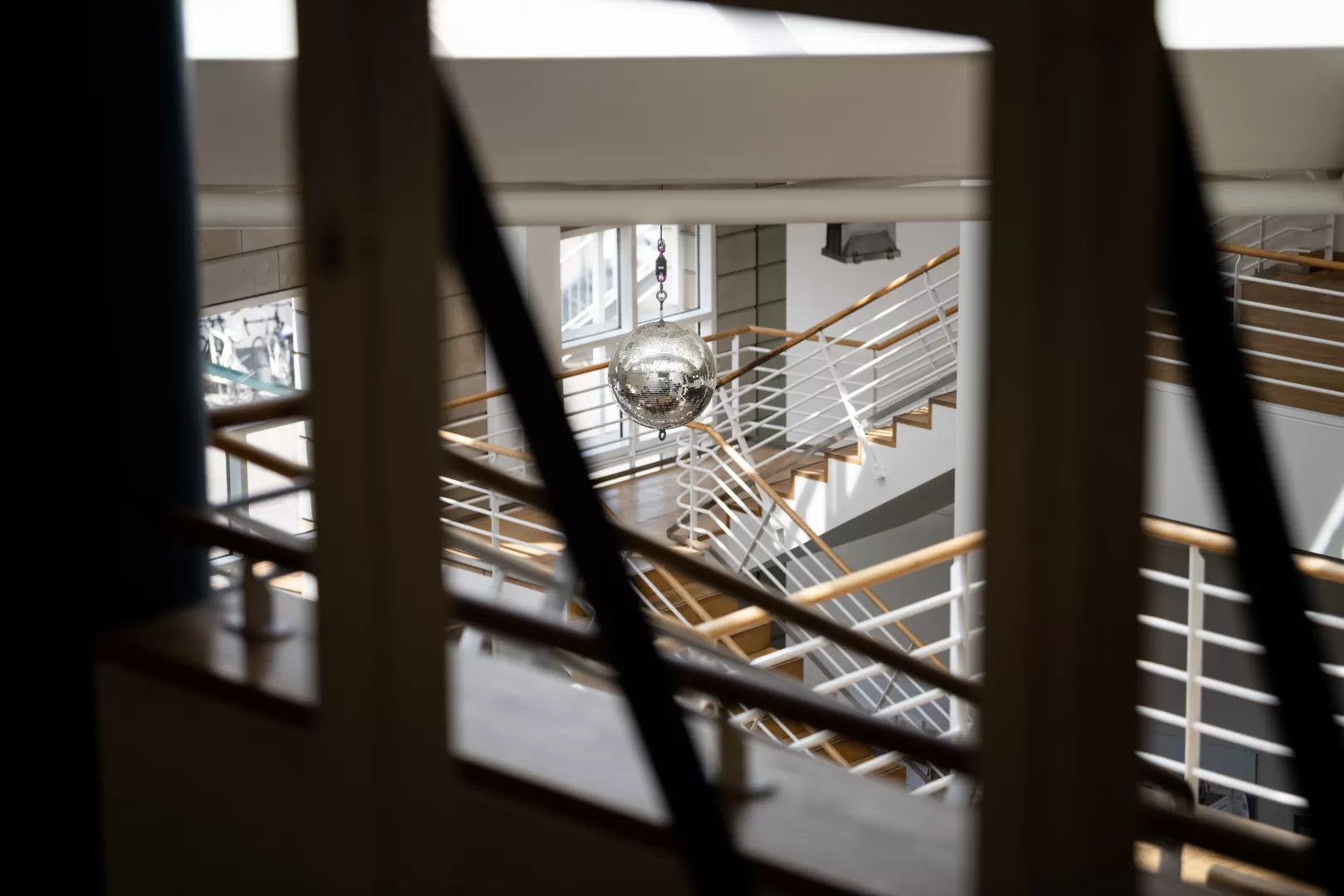 Hängende Diskokugel im Foyer