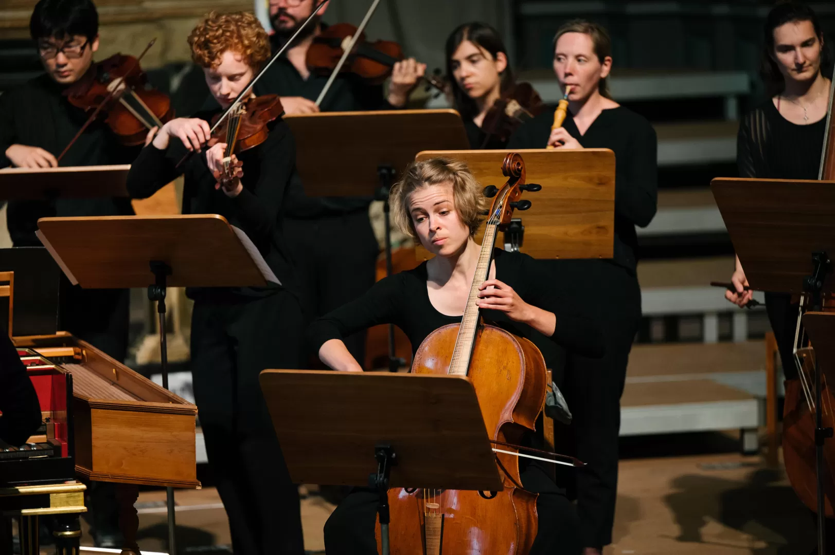 Cellistin im Orchester mit historischen Instrumenten