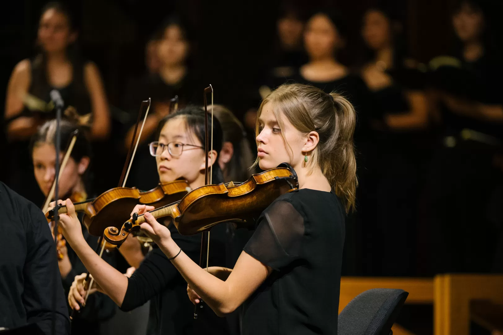Zwei Violinistinnen im Orchesterkonzert