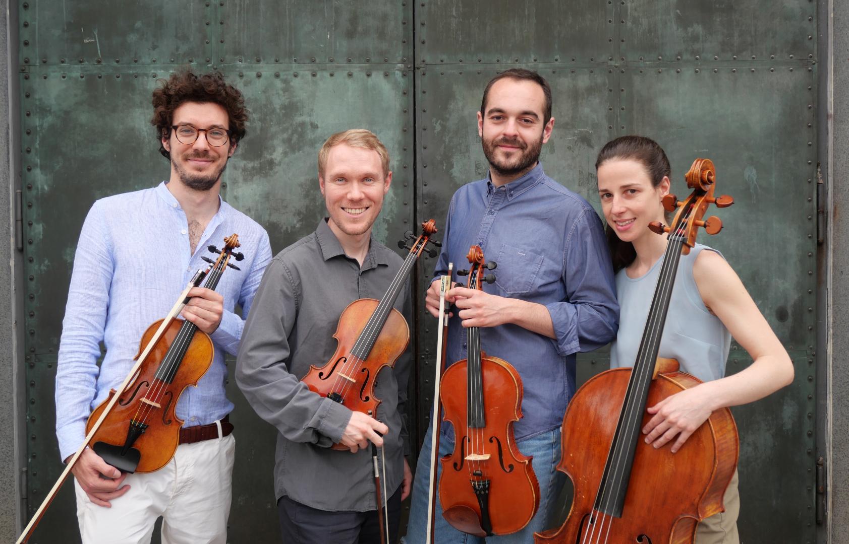 Gruppenfoto eines Streichquartetts mit ihren Instrumenten