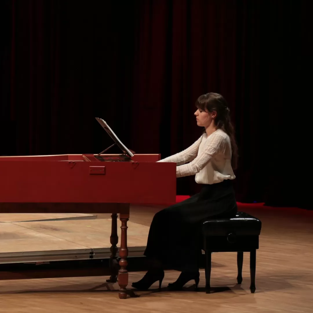 Kadra Dreizehnter spielt Cembalo