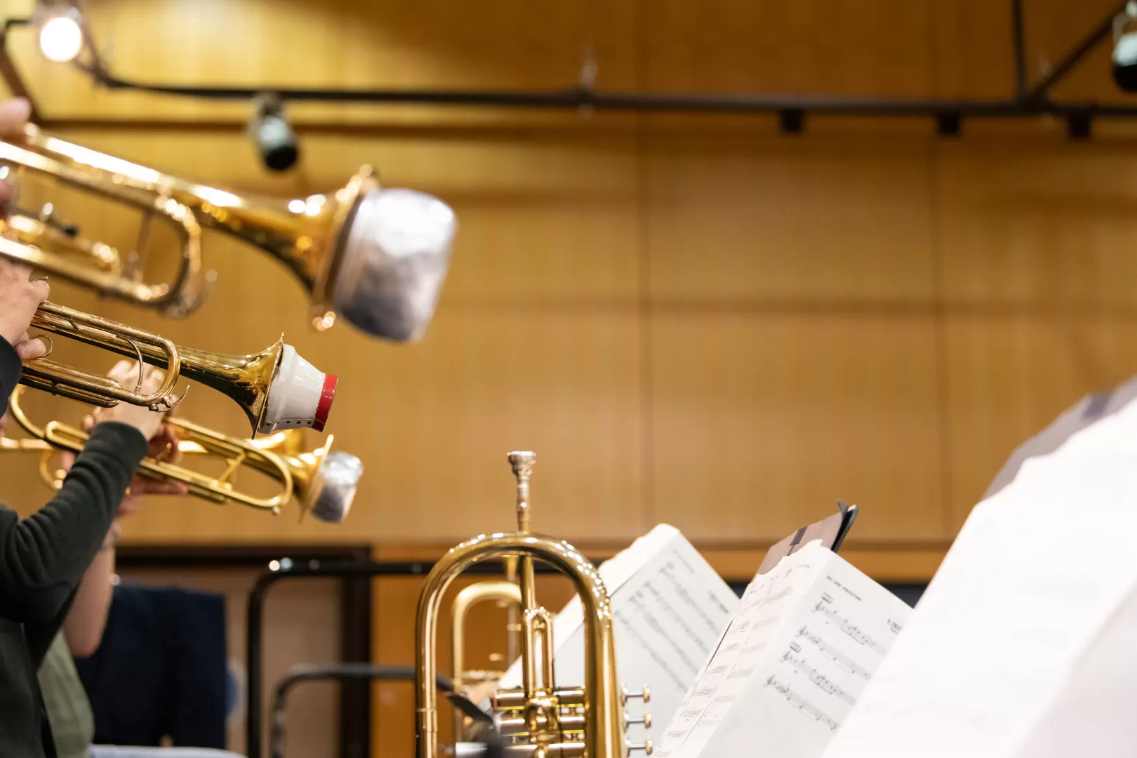 Bigband-Probe, im Anschnitt links sind mehrere Trompeten zu sehen, rechts Notenmaterial.