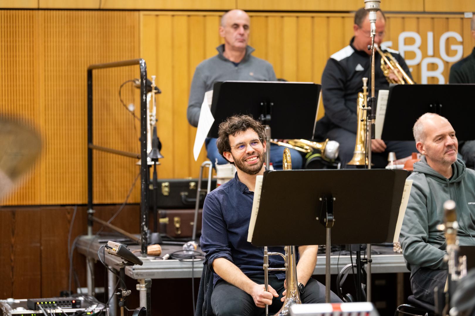 Posaunenstudent während einer Arbeitsphase mit der hr-Bigband in deren Studio