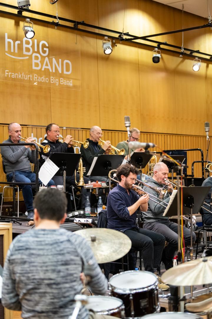 Arbeitsphase des MA Bigband mit der hr-Bigband im Studio