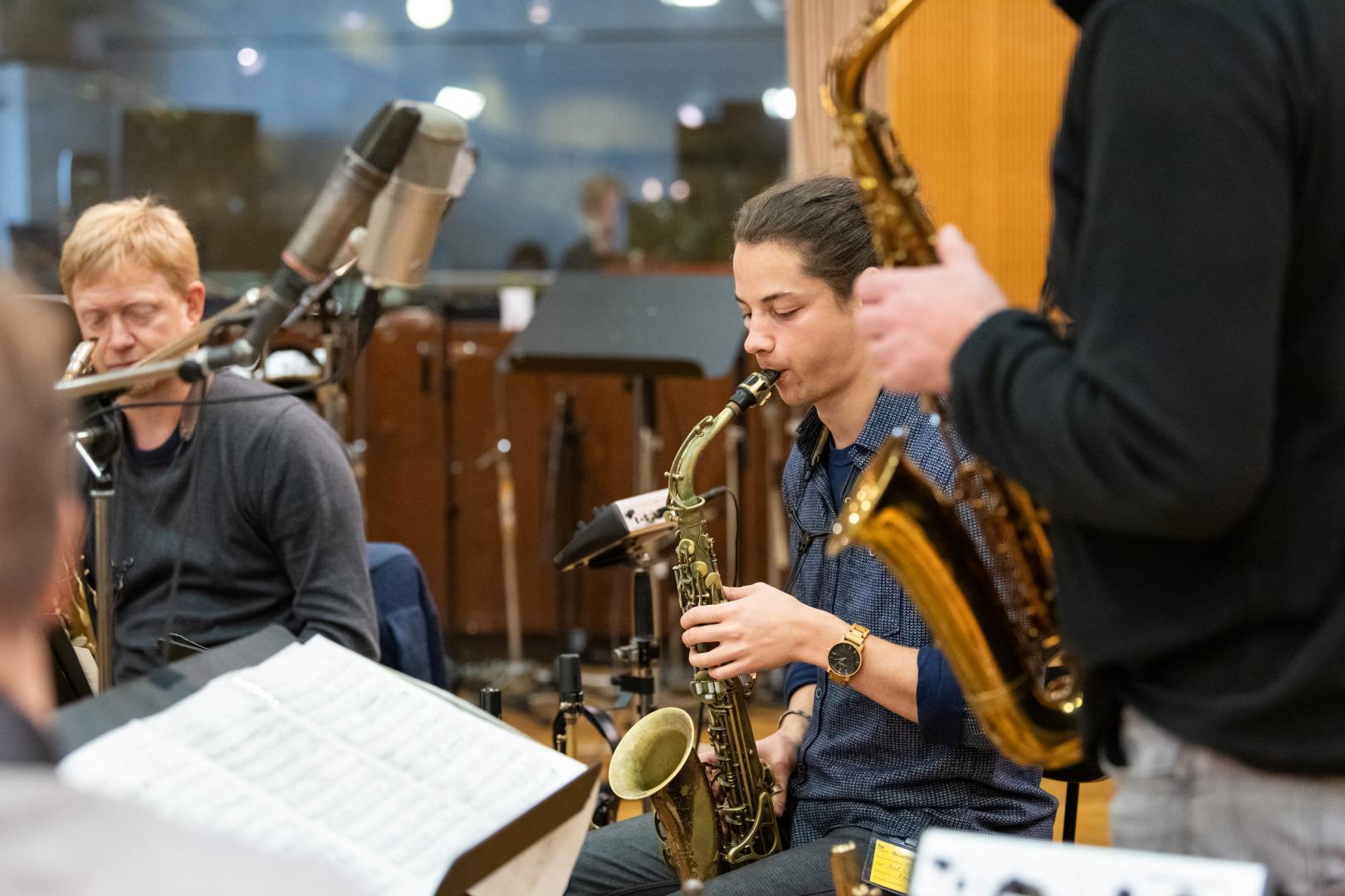 Probe im Studio der hr-Bigband, zwei Musiker spielen Saxophon.