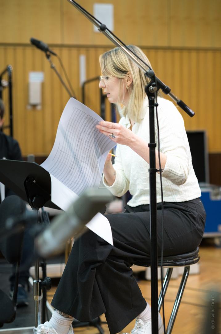 Studentin im MA Bigband mit dem Schwerpunkt "Schreiben" mit Noten in der Hand.