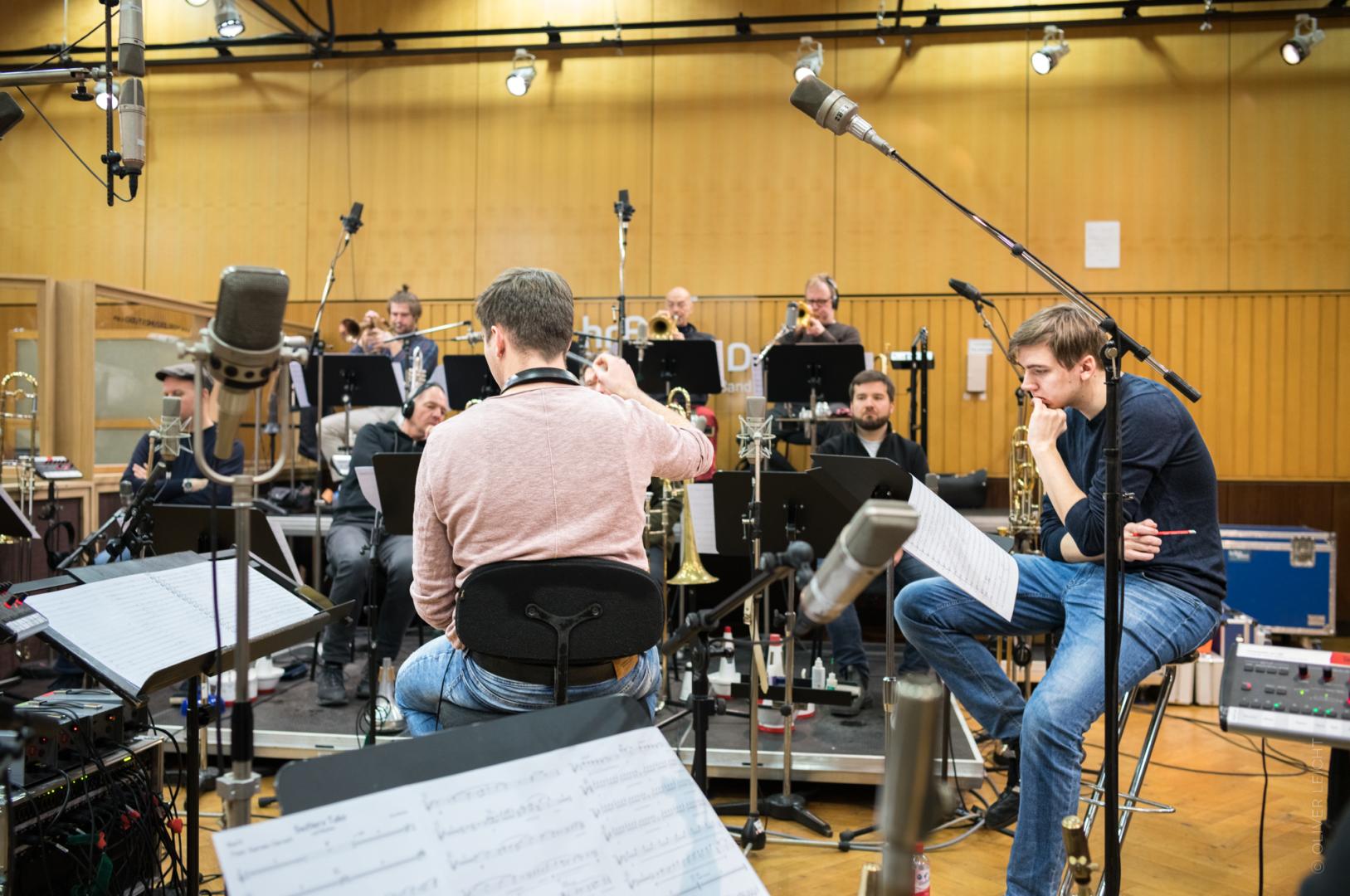 Zwei Studenten im MA Bigband mit dem Schwerpunkt "Leiten" proben mit der hr-Bigband und leiten diese.