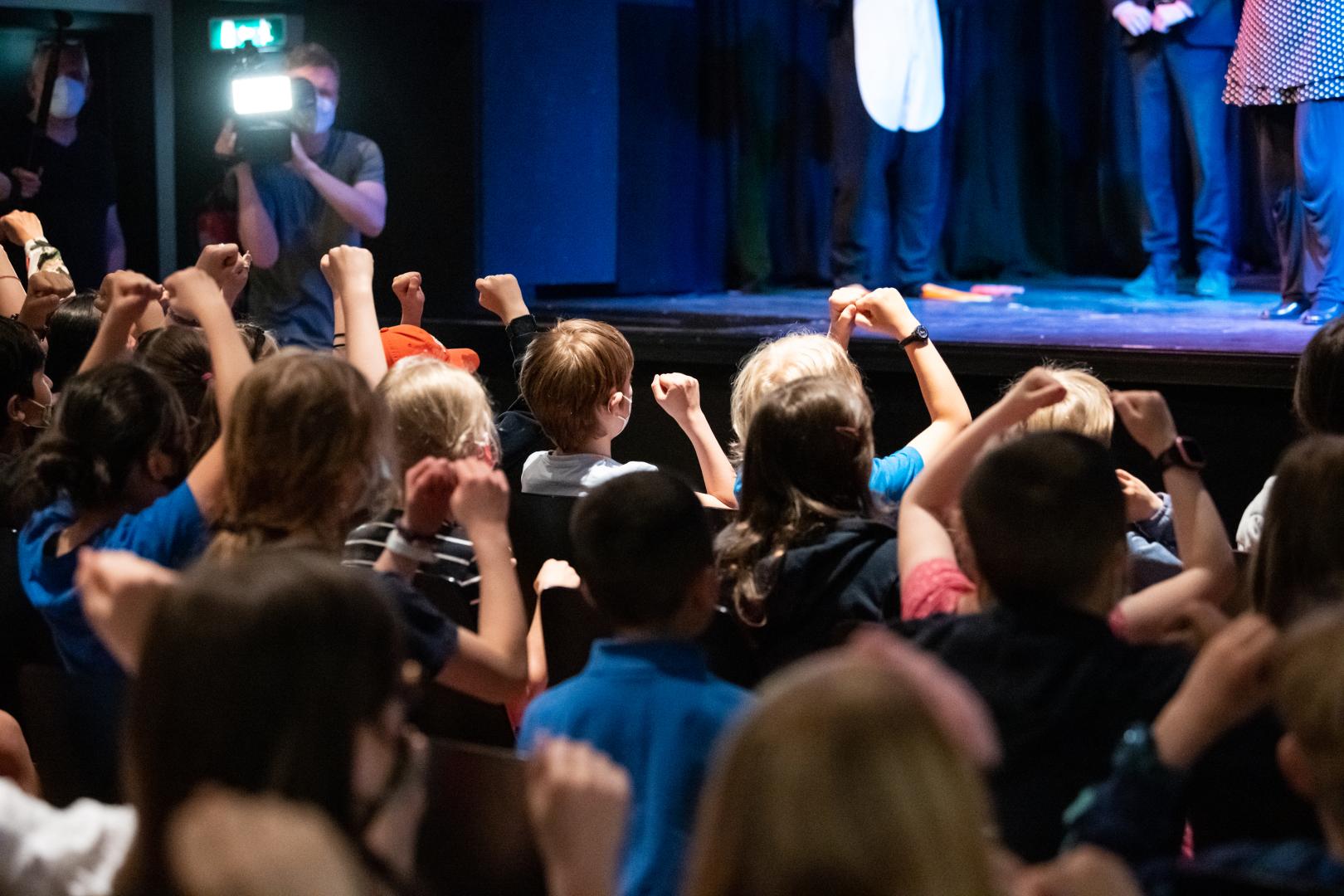 Begeisterte Kinder im Publikum bei einem Mitmachkonzert des Musik Monat Mai 2022. 