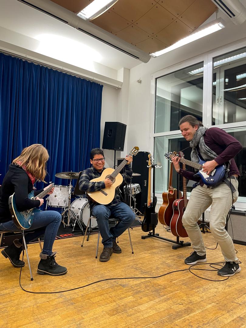 Drei Gitarristinnen bei einer gemeinsamen Jamsession in einem Unterrichtsraum der HfMDK Frankfurt.