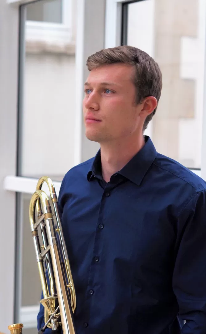 Porträt von Kilian Kiemer mit Posaune