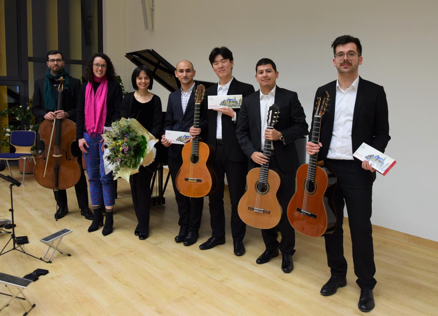 Angela Dorn, hessische Ministerin für Wissenschaft und Kunst mit sechs Musiker*innen der HfMDK Frankfurt