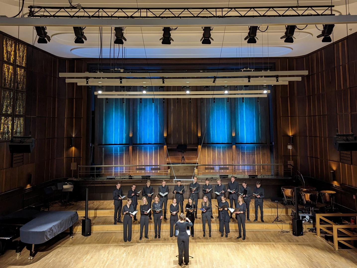 Der Studiochor singt im Konzert