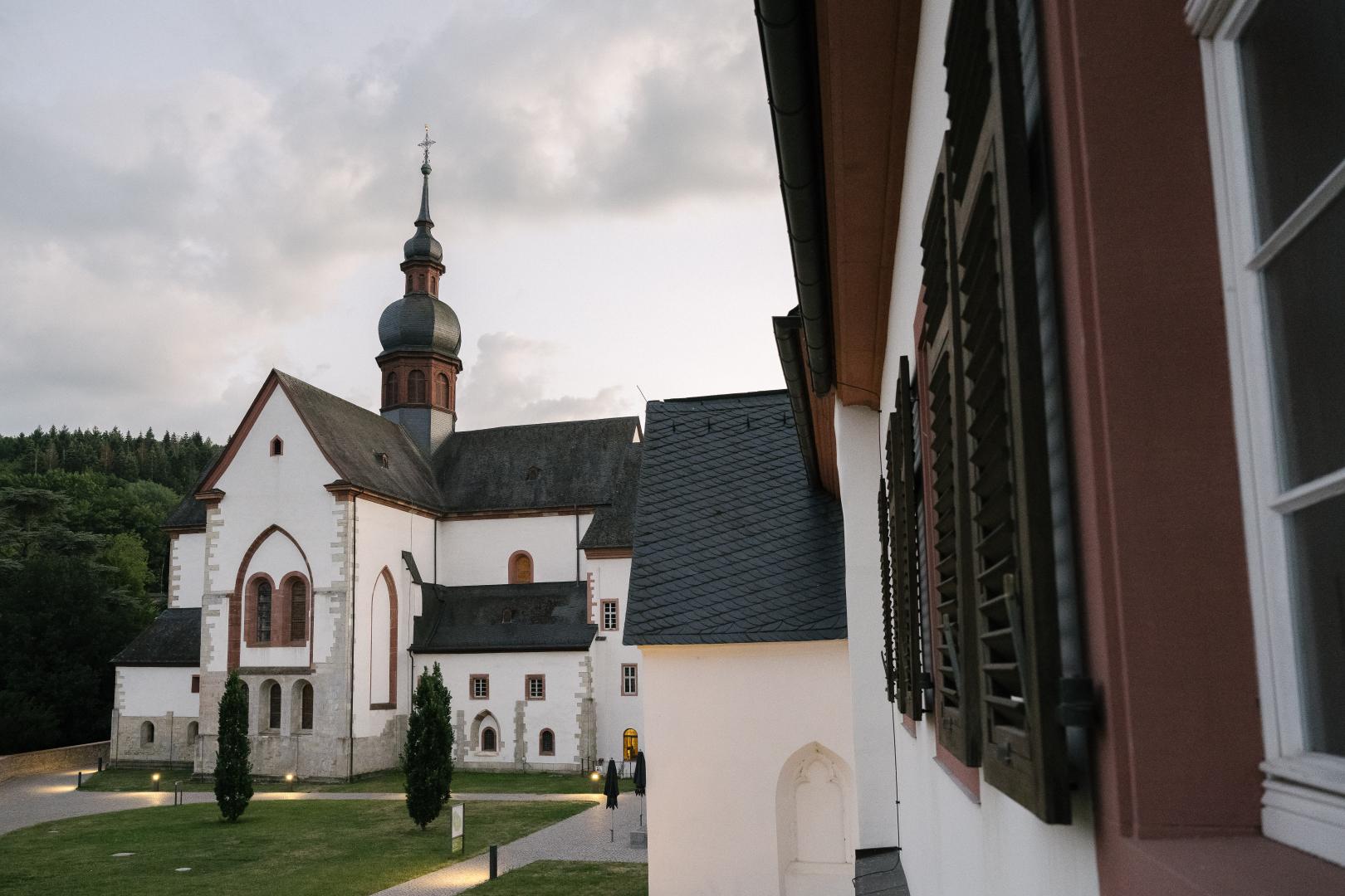 Außenansicht des Kloster Eberbach im Abendlicht