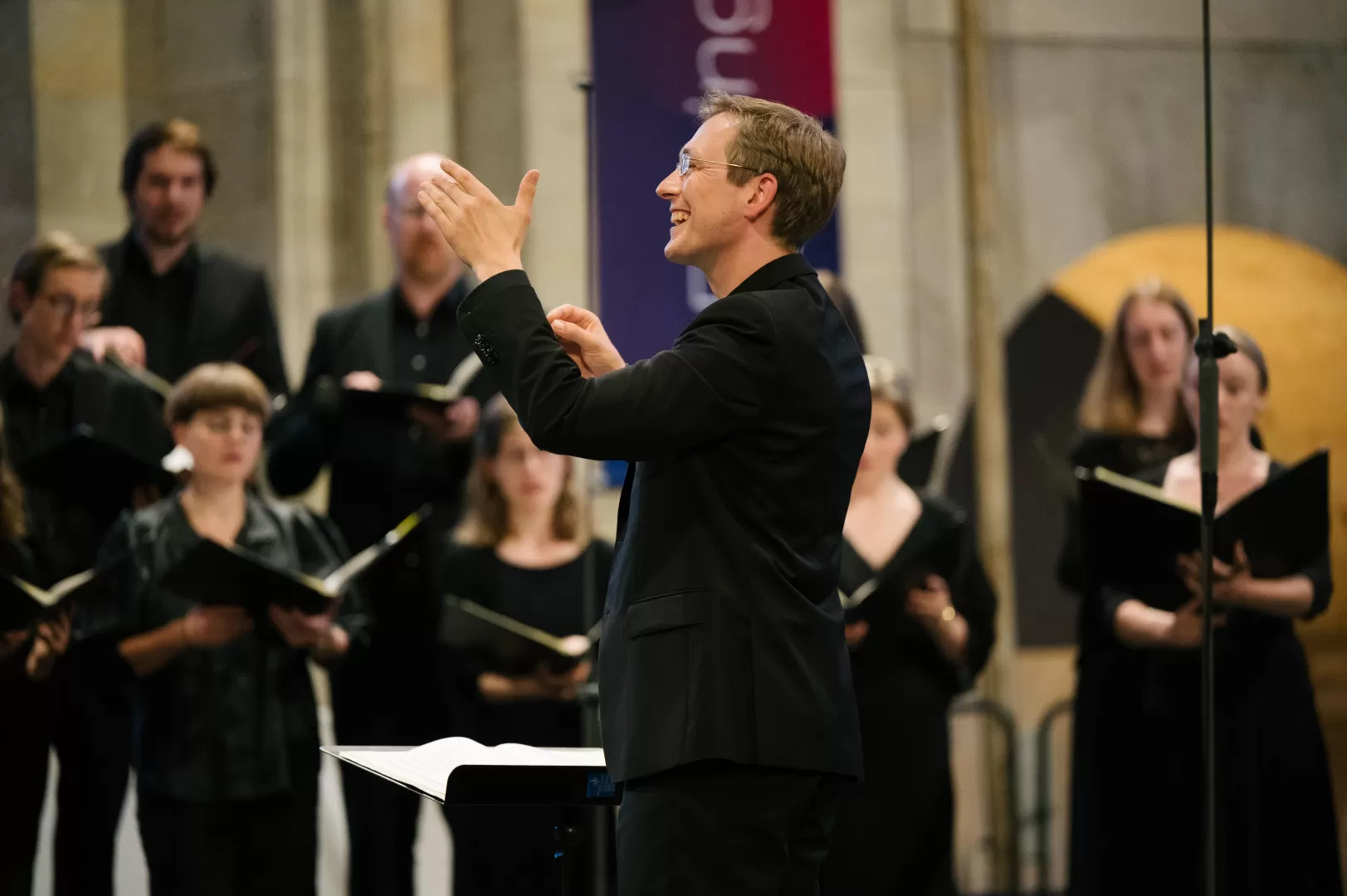 Pressefoto: Der Kammerchor der HfMDK unter der Leitung von Florian Lohmann im Kloster Eberbach 2022. Foto: Marvin Fuchs