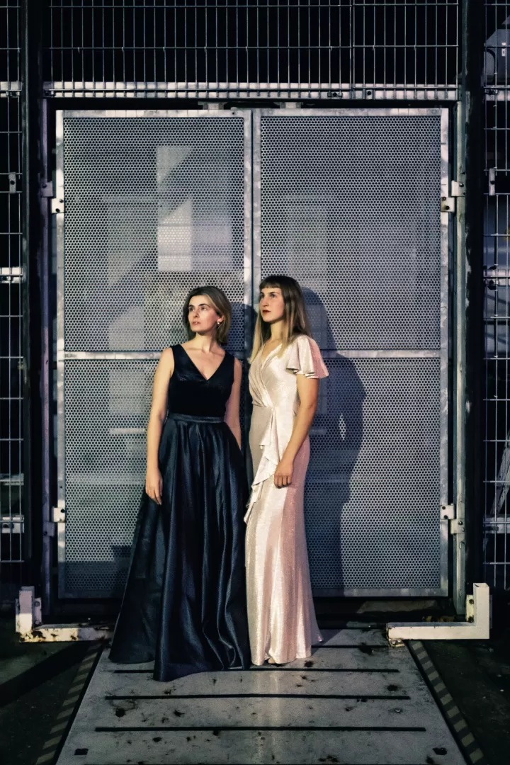 Zwei Frauen in Abendkleidern