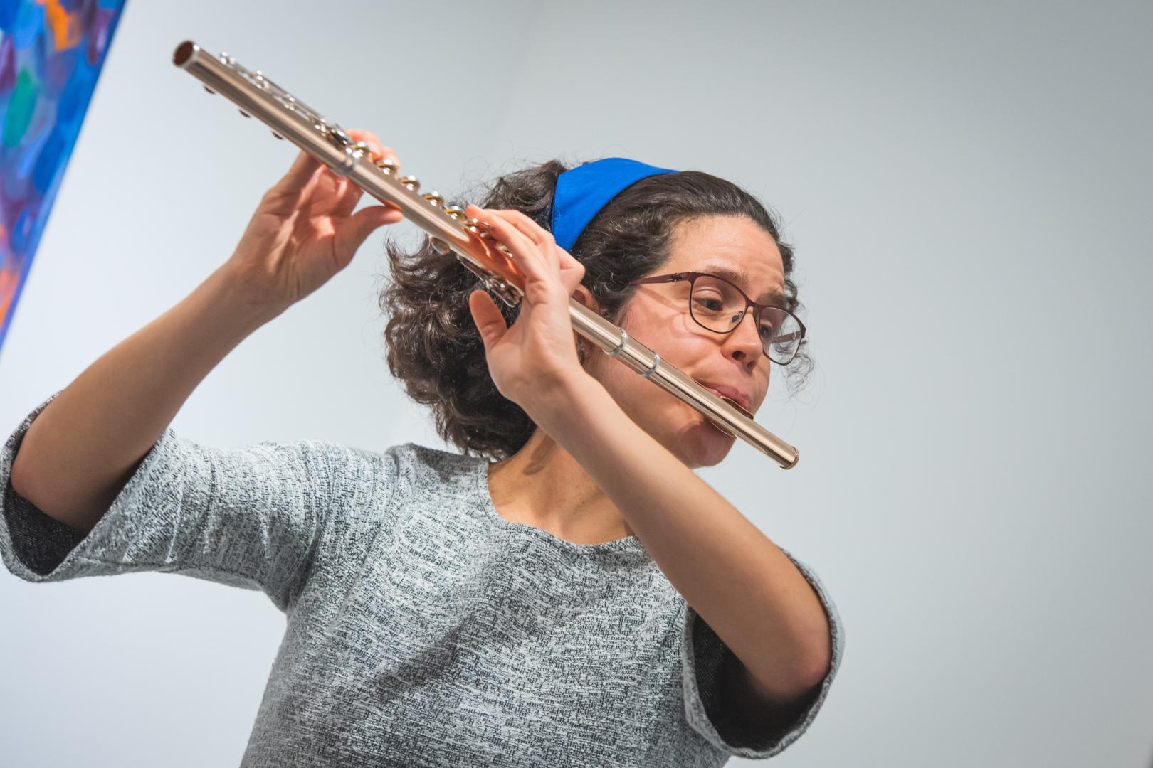 Léa Villeneuve spielt Querflöte.