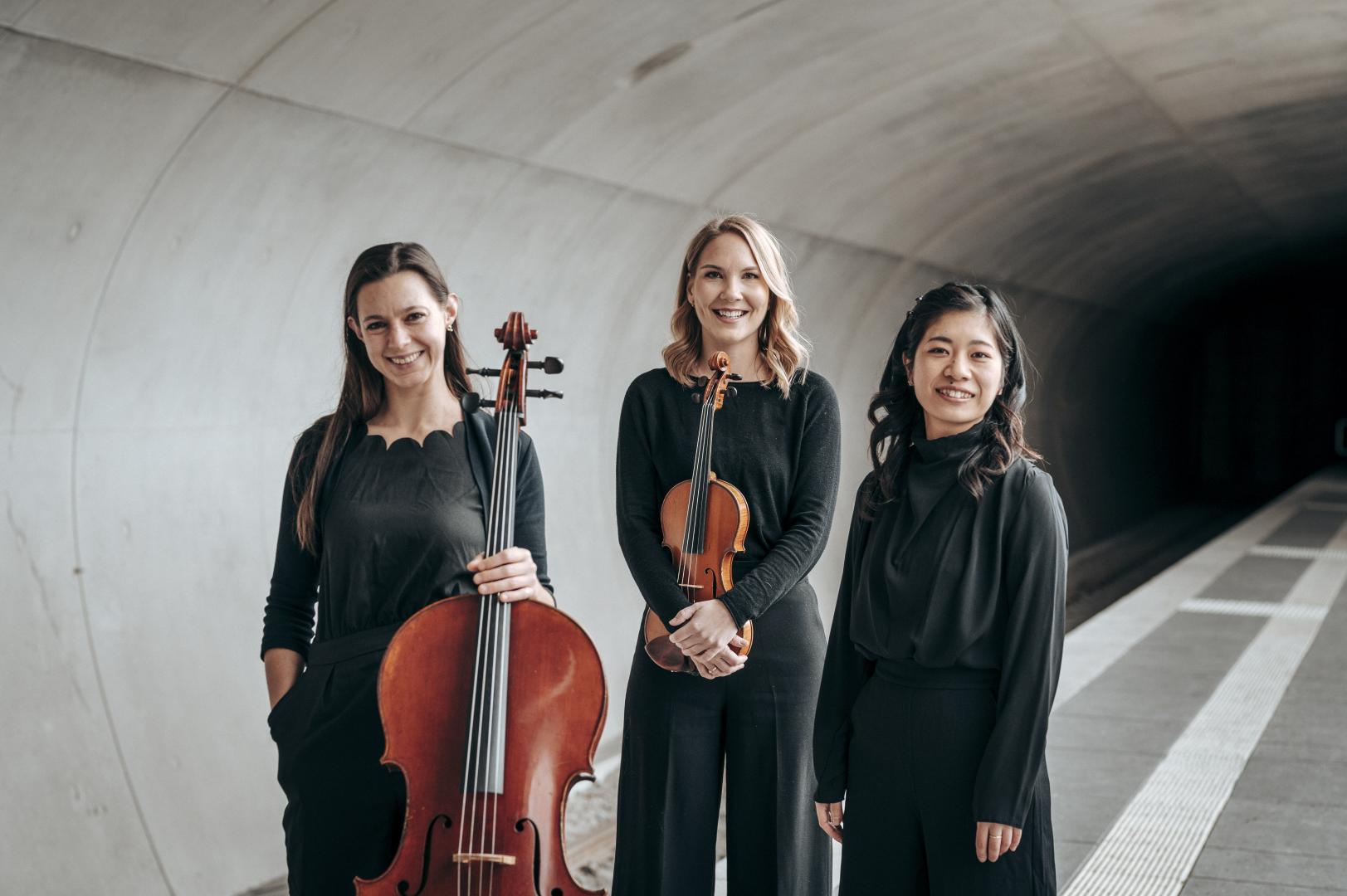 Die drei Musikerinnen des Trio Hannari stehen in einem Ubahnhof