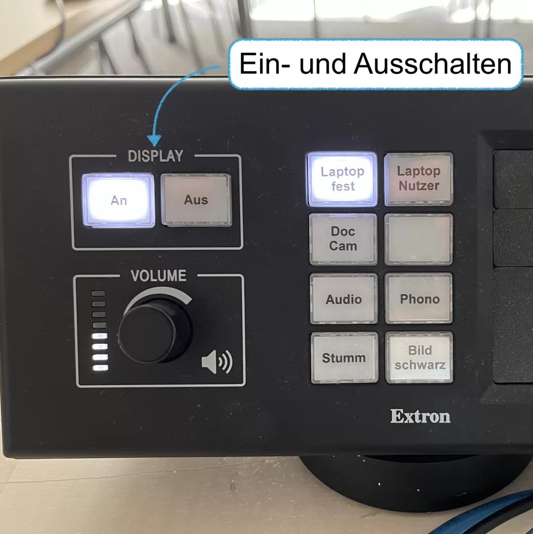 Bild zeigt wie man die digitale Tafel anschalten kann. 