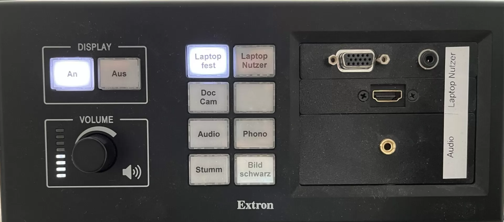 Bild zeigt das Extron-Bedienfeld