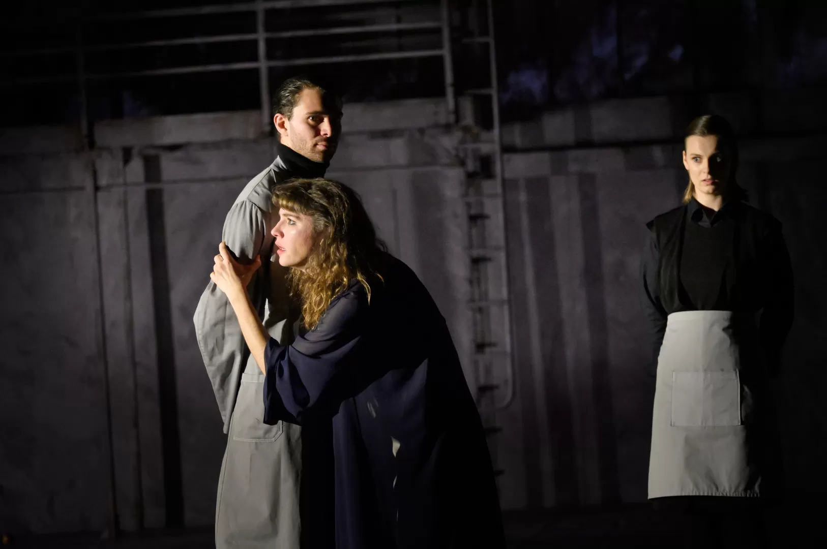 Eine Schauspielerin klammert sich an den Arm eines Schauspielers.