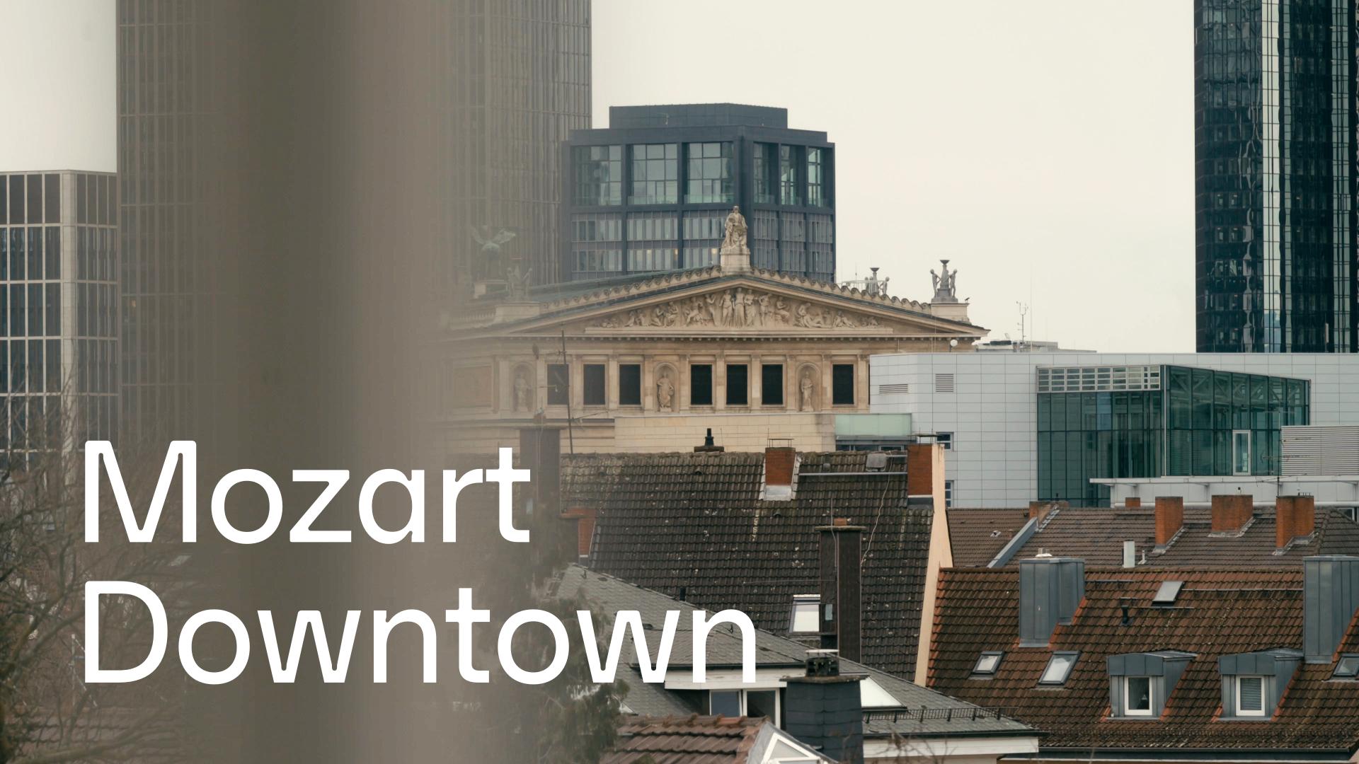 Blick auf die Skyline Frankfurts. Im Vordergrund der Schriftzug "Mozart Downtown"