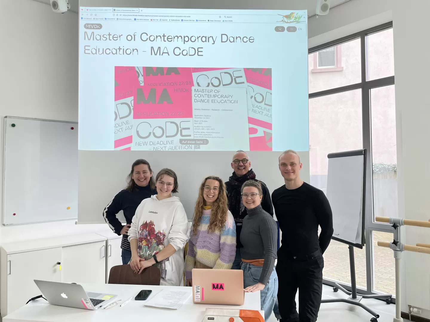 Die neuen Studierenden von MA CoDE vor einer Leinwand, zusammen mit Ingo Diehl und Susanne Triebel