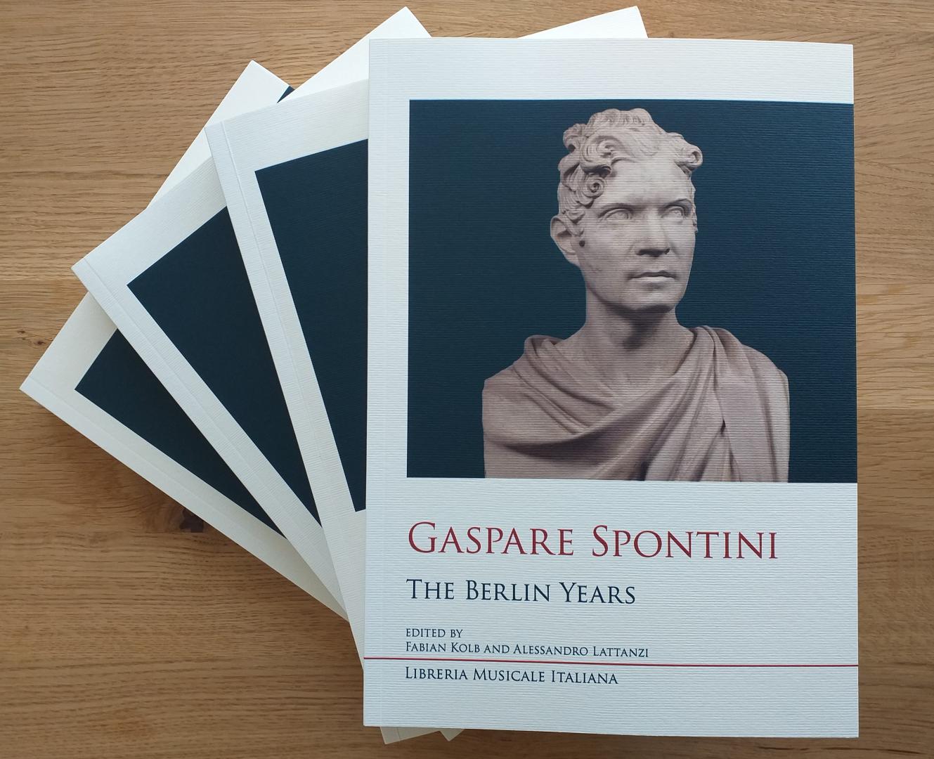 Mehrere Exemplare des Buchs „Gaspare Spontini: The Berlin Years“