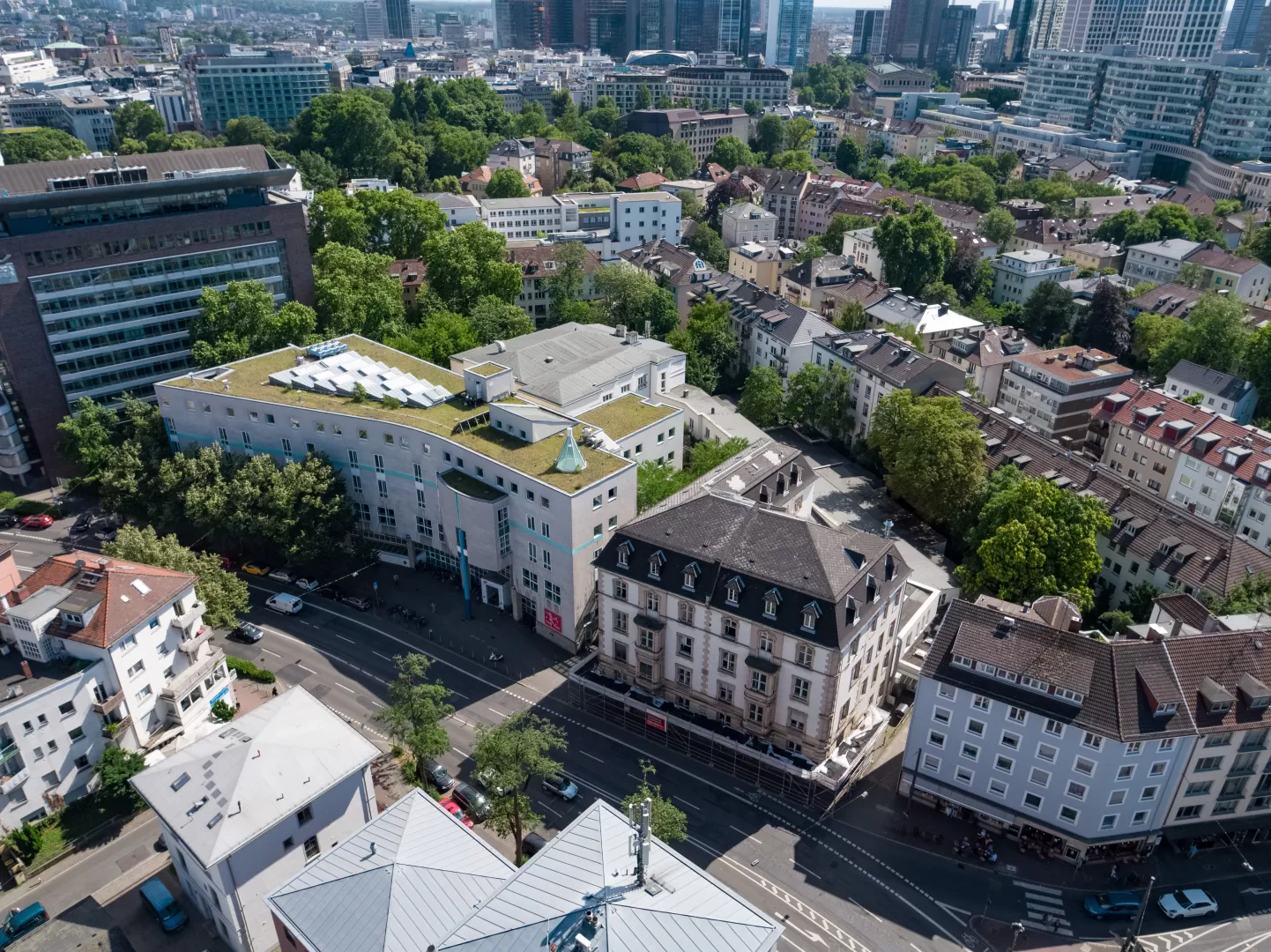 Bild aus der Luft: Die HfMDK Frankfurt von oben, im Vordergrund führt die Eschersheimer Landstraße vorbei.