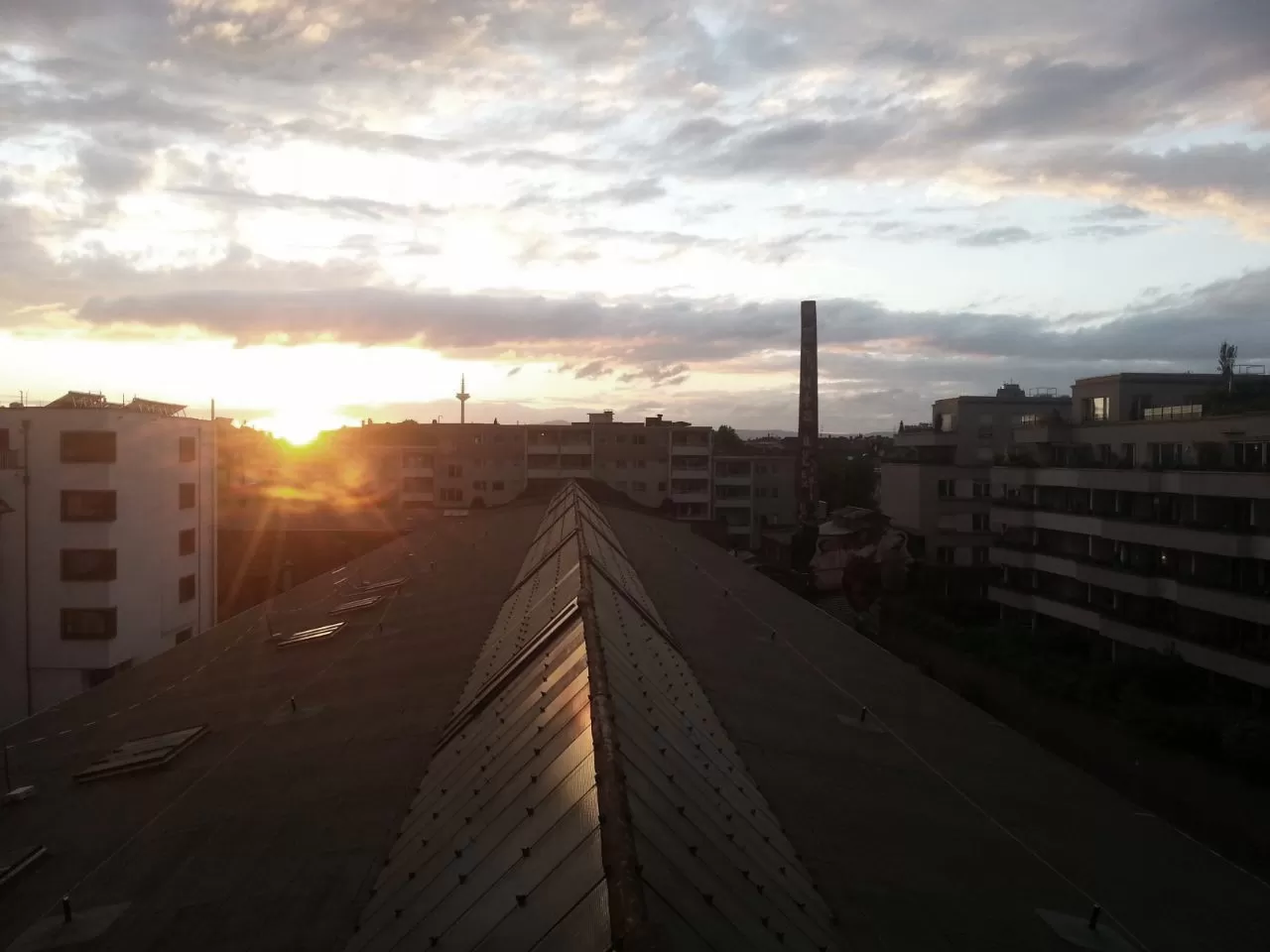 Das Dach der Naxoshalle von oben im Sonnenuntergang.