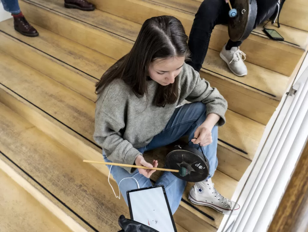 Teilnehmer*innen der Performance "The Impossible Song"