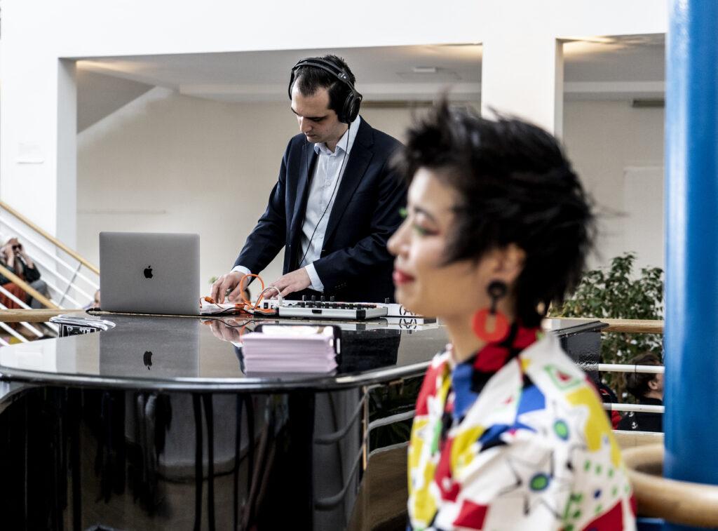 Die Performance von "The Impossible Song" am Nachmittag im Foyer.