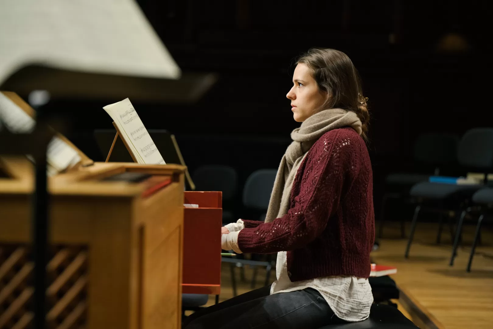 Studentin spielt ein Cembalo