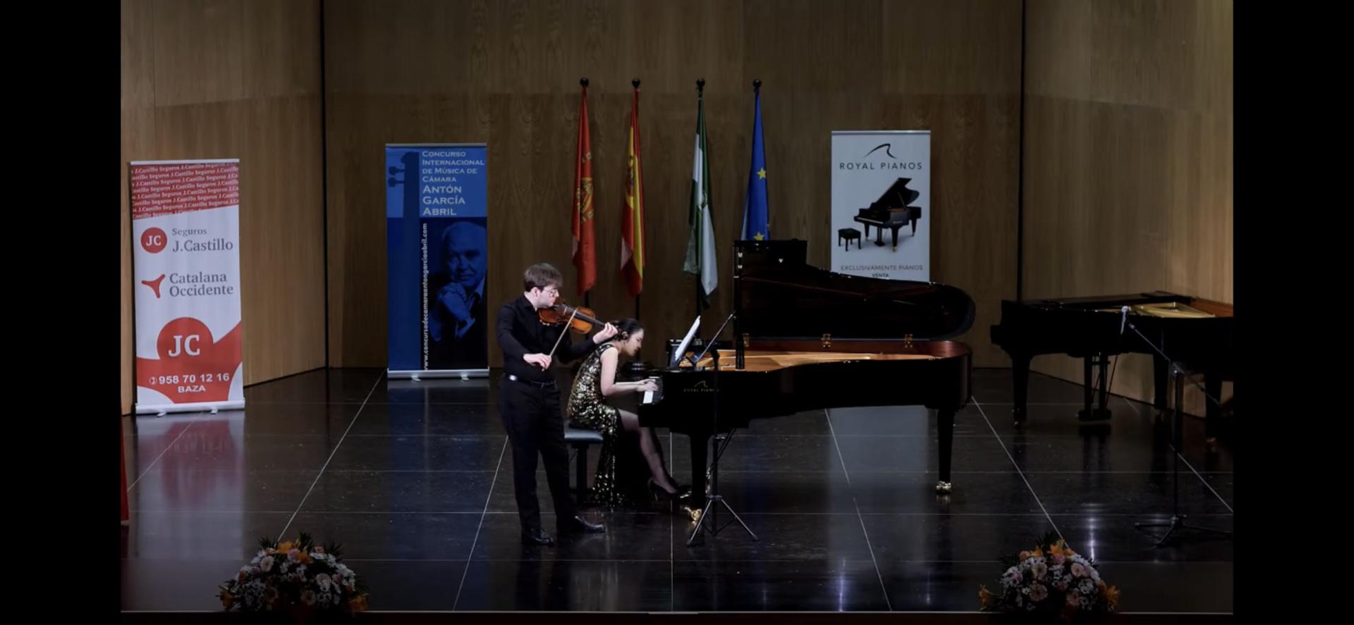 Pianistin und Violinist auf einer Wettbewerbsbühne