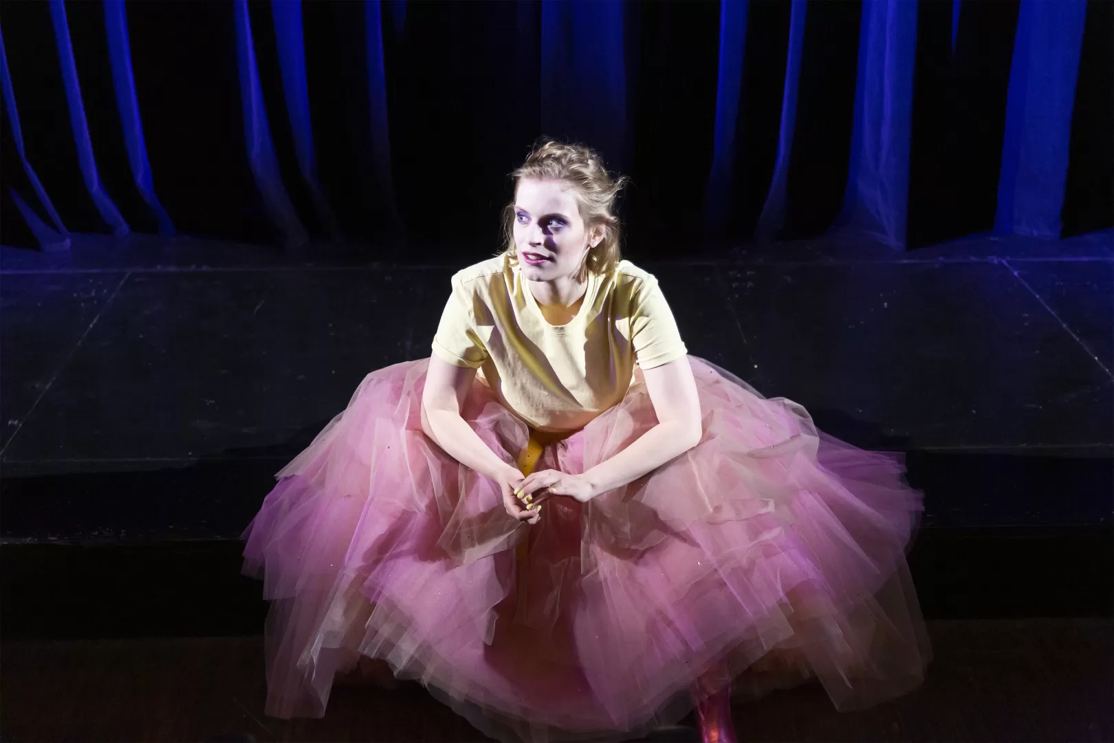Frau im Tüllrock auf Bühne
