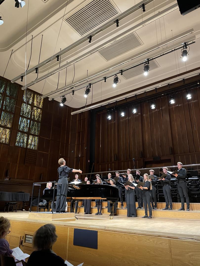 Studentin dirigiert Chor