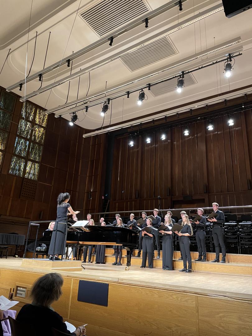 Studentin dirigiert Chor