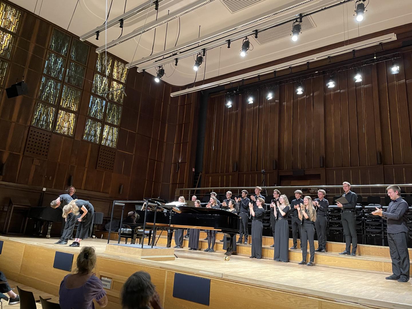 Solist und Solistin verbeugen sich, Chor applaudiert