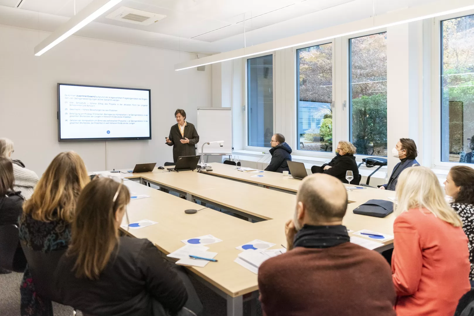 Präsentation von Prof. Dr. Maria Spychiger beim Tag der Forschung. Um den Tisch sitzen etwa 10 zuhörende Personen