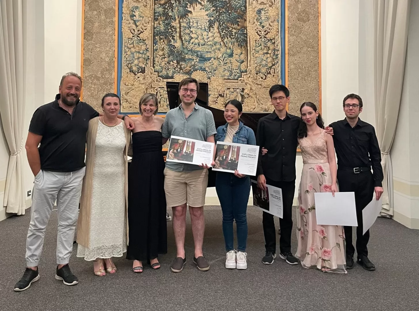 Gruppenfoto mit acht Personen