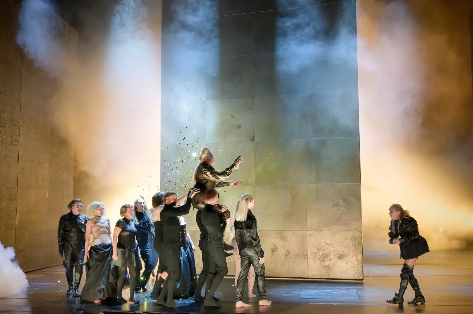 Eine Gruppe von Personen steht gegenüber einer einzeln stehenden Person.