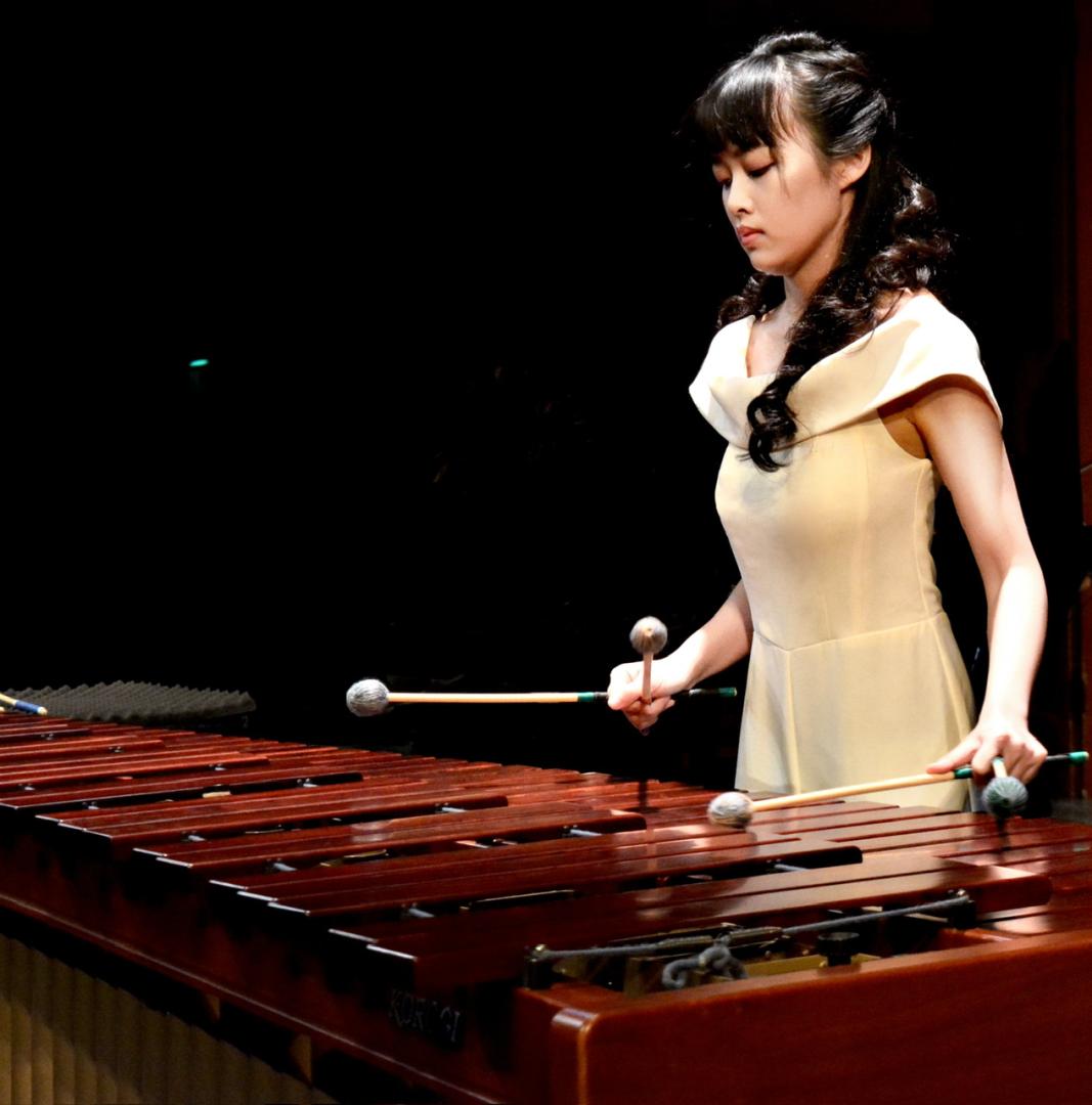 Eine Person, die Marimba spielt