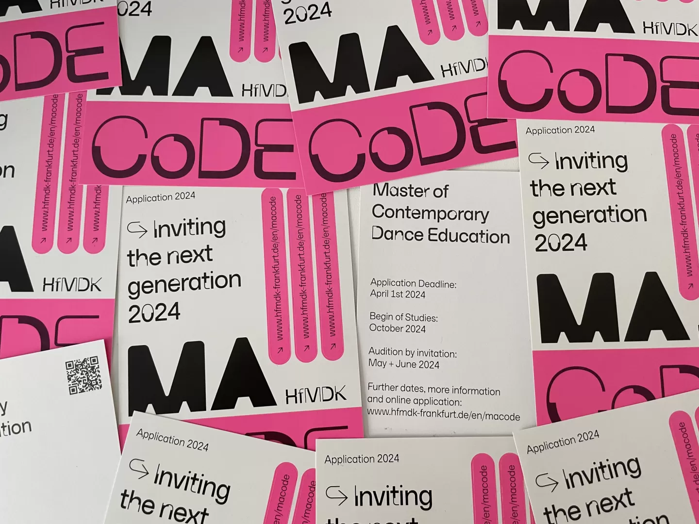 mehrere weiß-pinke Application Postkarten liegen neben- und aufeinander