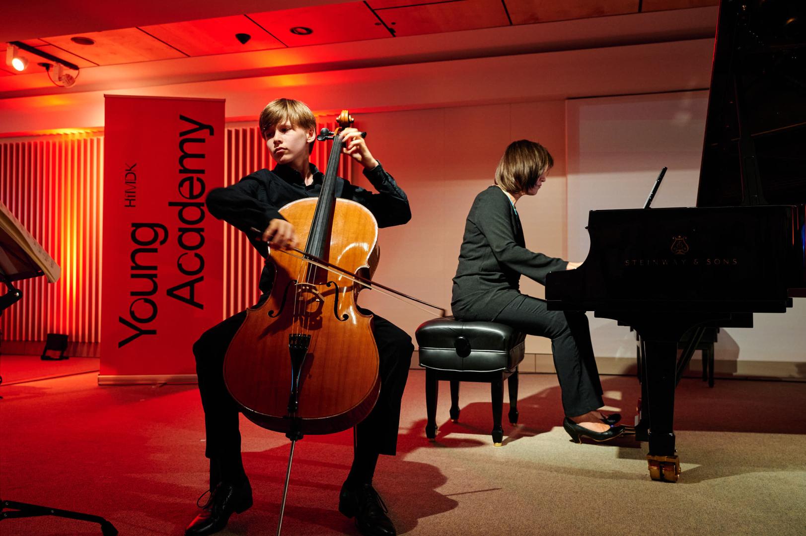 Cellist Oscar Hollmer beim Musizieren