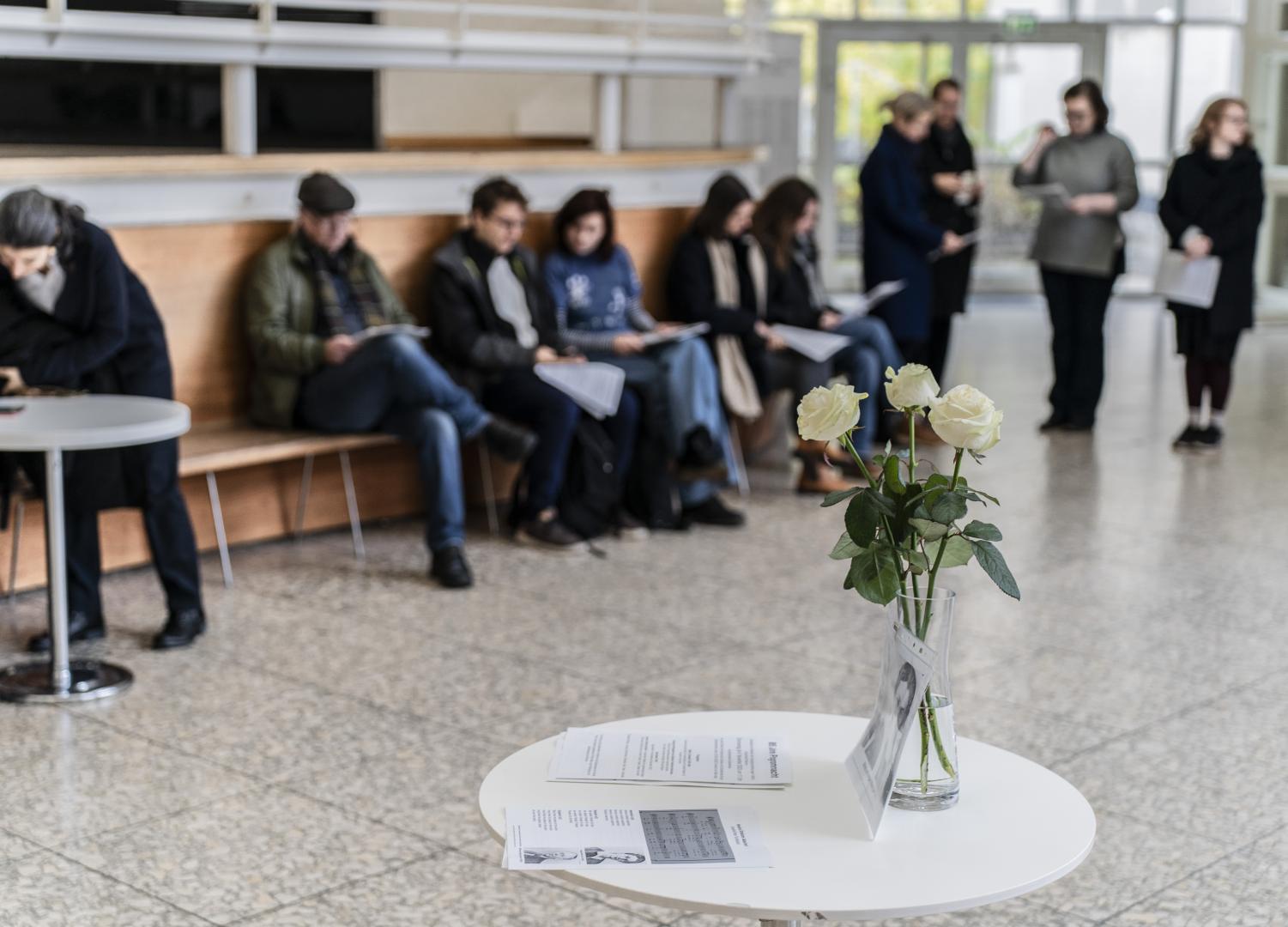 Blumen und Bilder zum Gedenken im Foyer der HfMDK