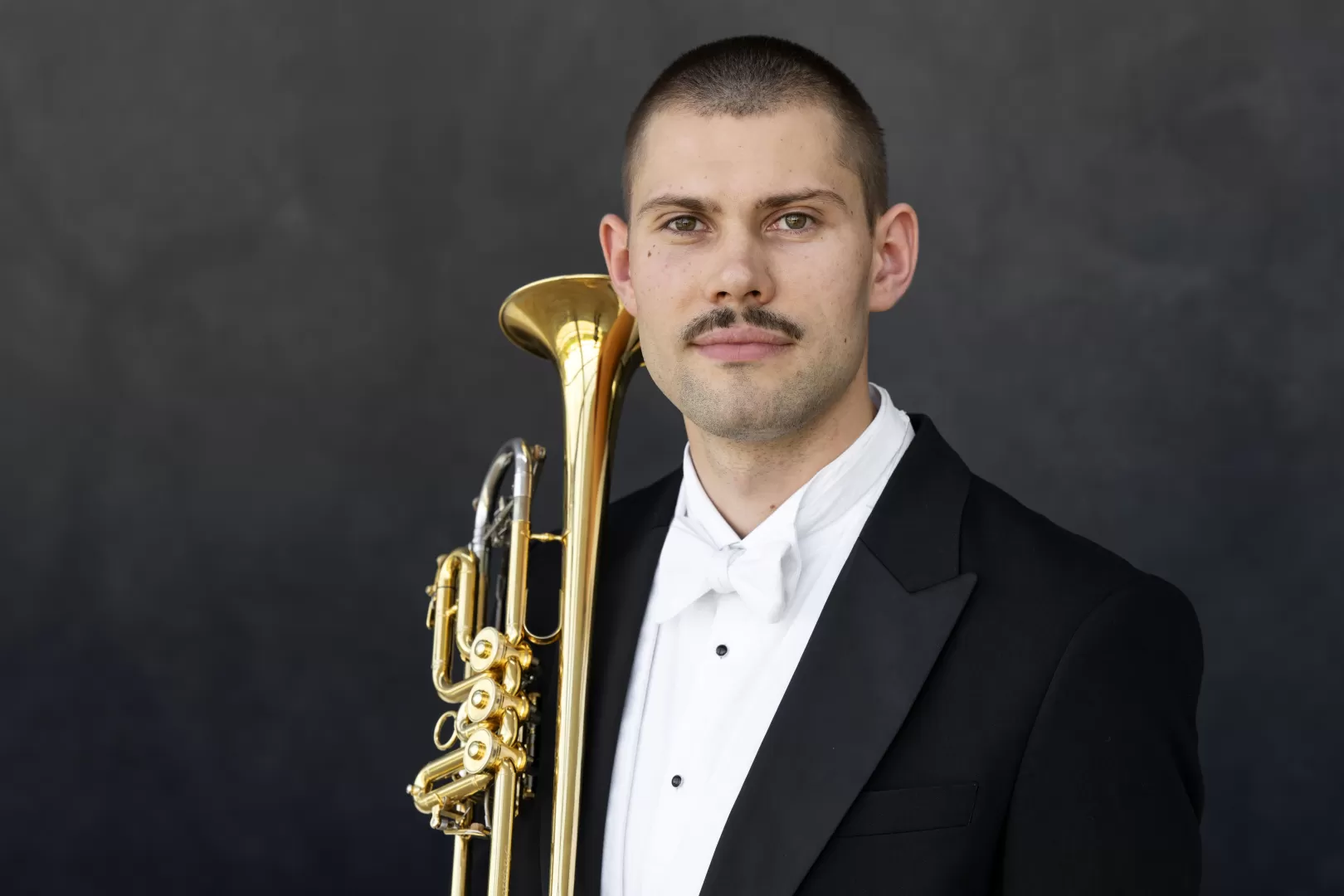 Porträt von Jonathan Ernst mit seiner Trompete