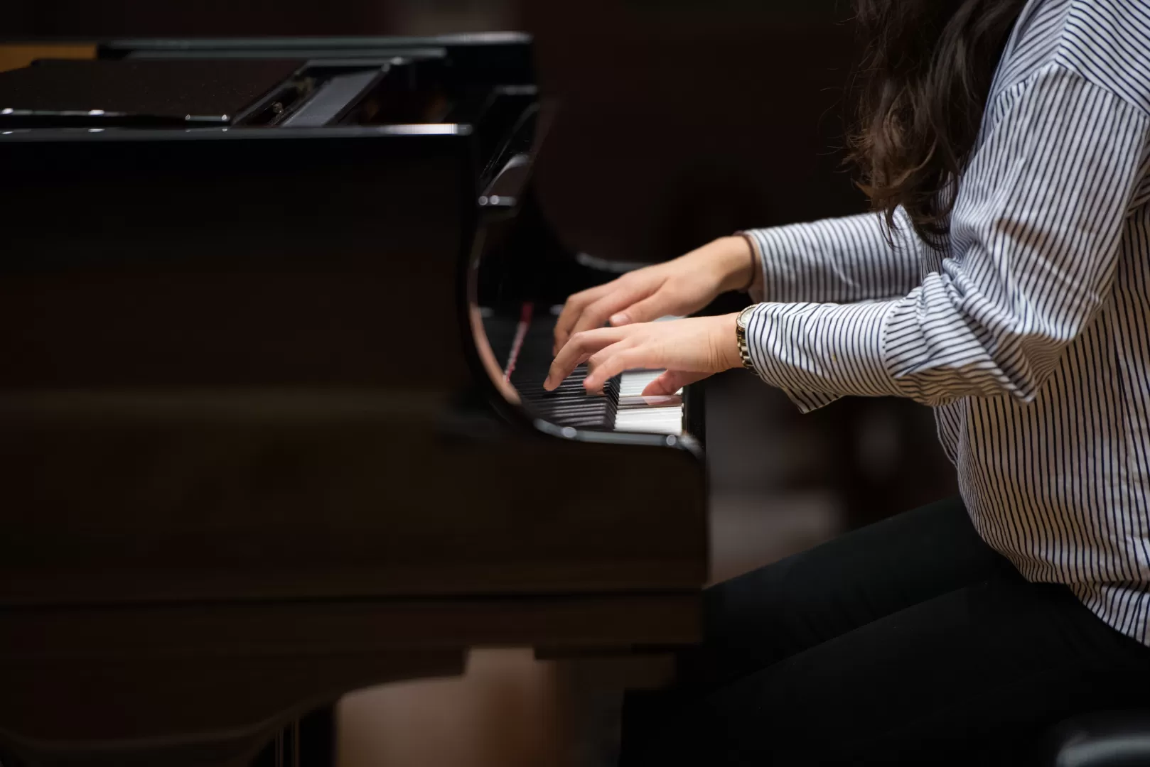 Hände einer Pianistin am Klavier