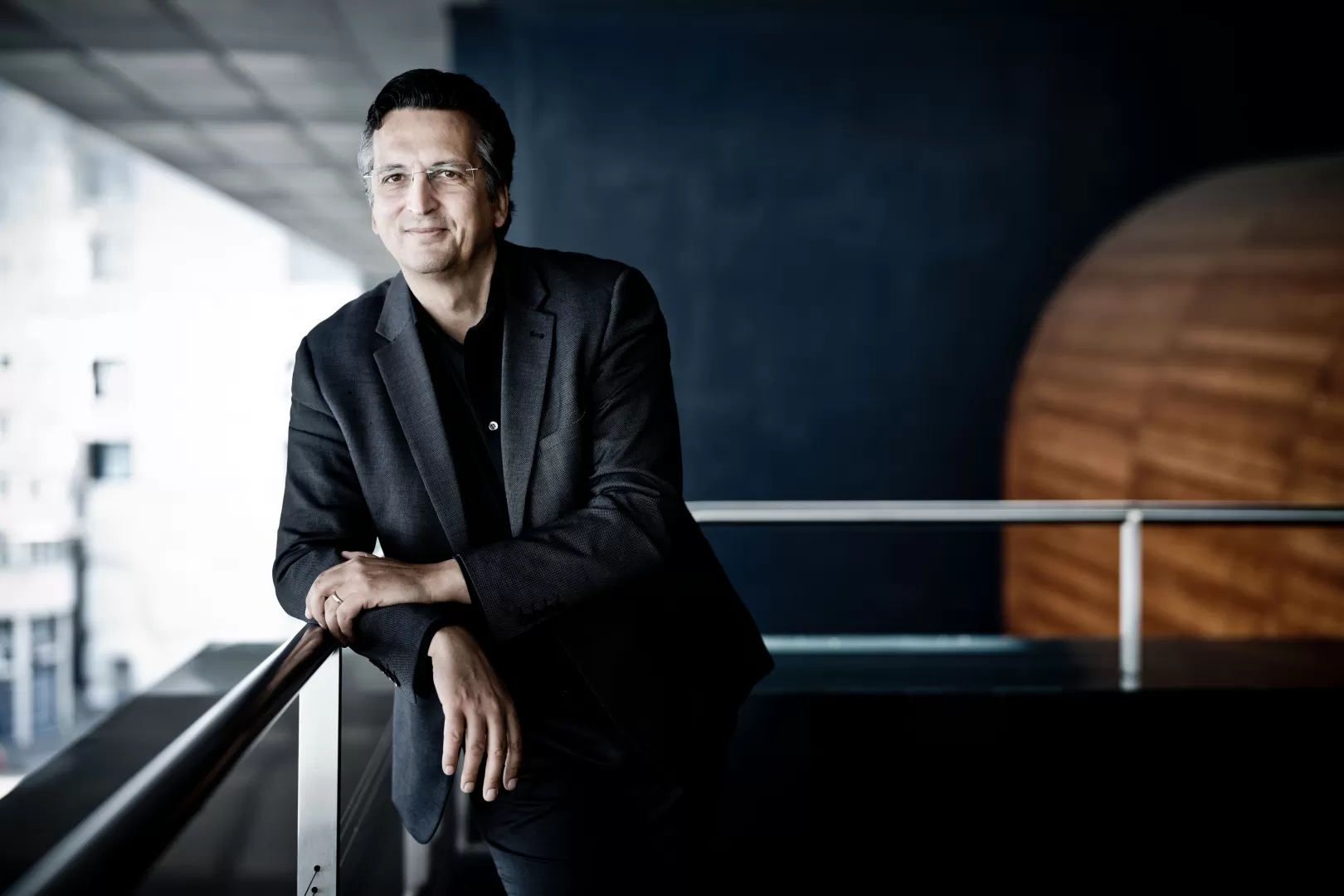 Zu sehen ist Michael Sanderling, Professor für Violoncello und künstlerischer Leiter des Symphonieorchesters der HfMDK.