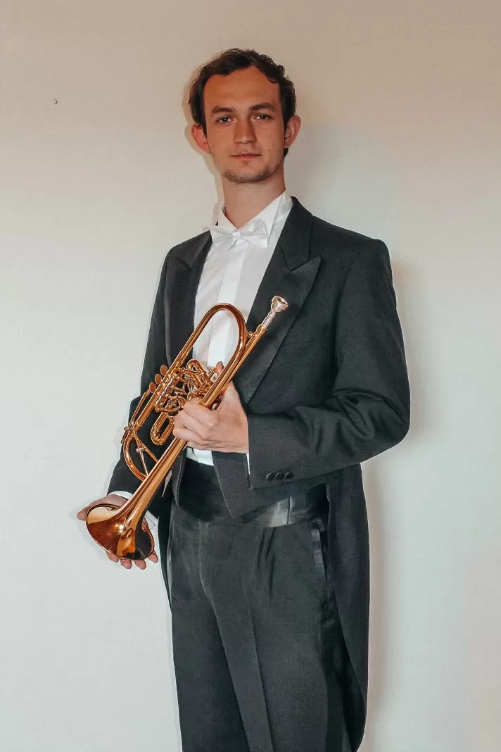 Porträt von Steffen Hillinger mit seiner Trompete