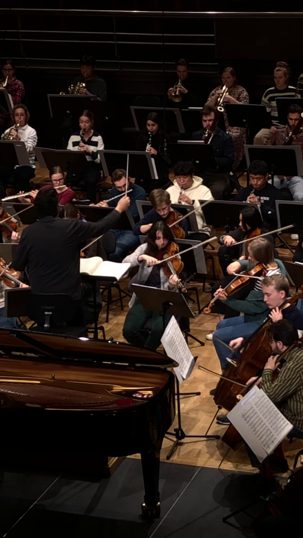 Das Symphonieorchester bei der Probe im Großen Saal der HfMDK